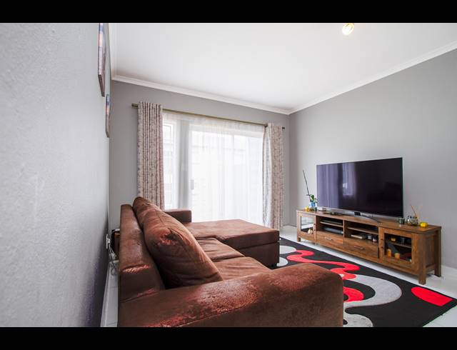2 BEDROOM APARTMENT FOR SALE IN WILGEHEUWEL